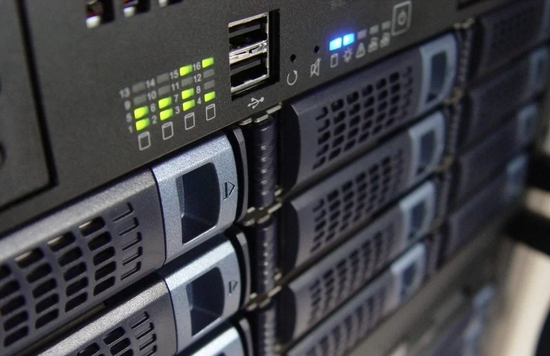 Foto das gavetas onde ficam os discos rígidos em um servidor