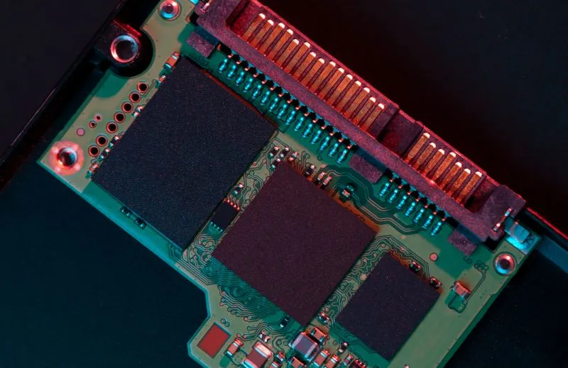 Foto da placa de circuito de um SSD
