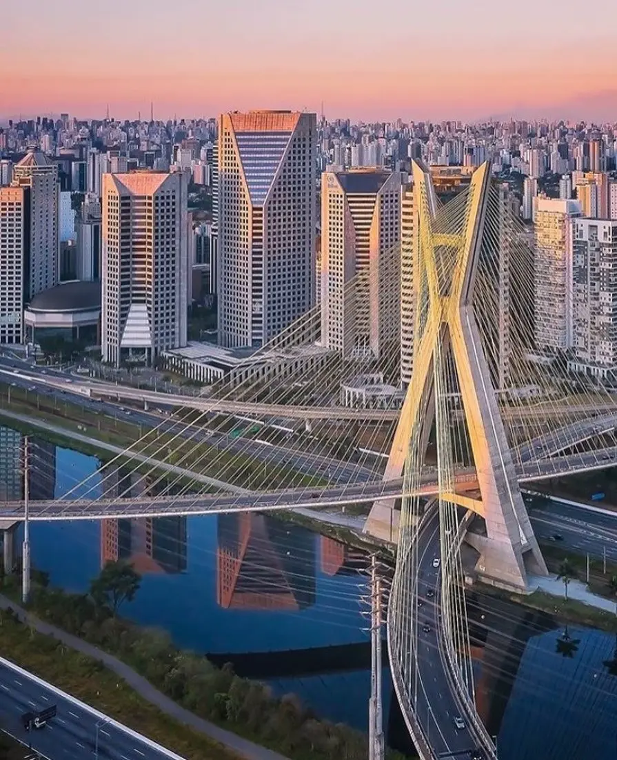 Imagem da cidade de São Paulo na região da Berrini com a Ponte Estaiada em destaque